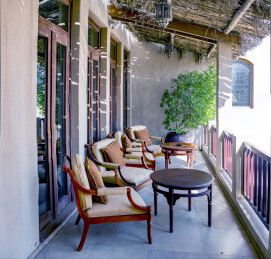 迪拜阿玛哈沙漠水疗度假酒店露天廊道休息区