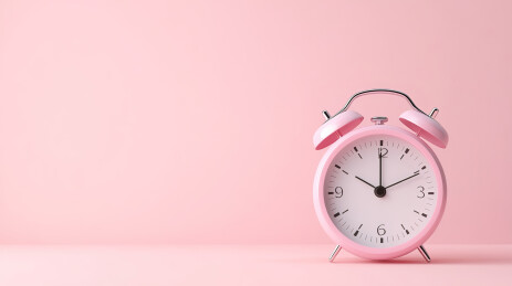 粉红色背景闹钟特写镜头