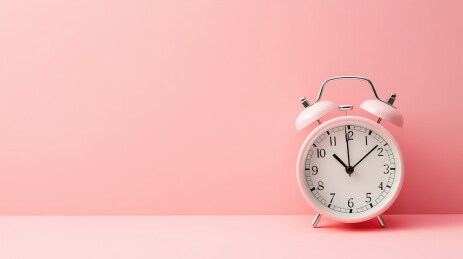 粉红色背景闹钟特写镜头