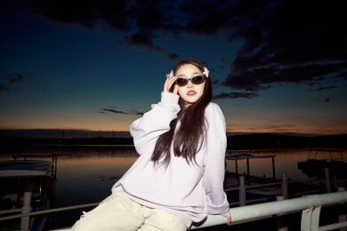 傍晚在湖边欣赏风景拍照的亚洲美女