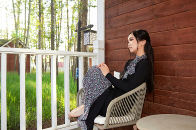 夏天在别墅门庭外休息的亚洲美女