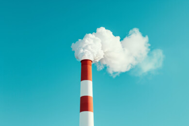 烟囱冒出的白烟