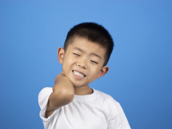 小朋友肩膀颈椎疼痛