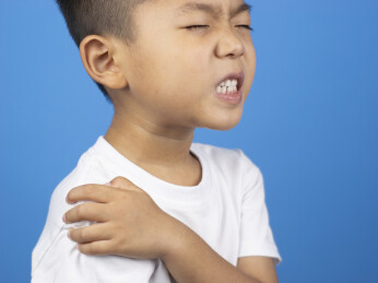 小朋友肩膀颈椎疼痛