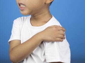 小朋友肩膀颈椎疼痛