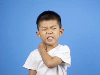 小朋友肩膀颈椎疼痛