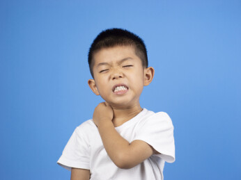 小朋友肩膀颈椎疼痛