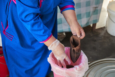 在蒙古包内用传统工艺熬煮蒙族奶茶的过程