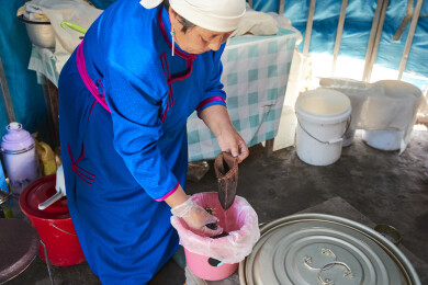 在蒙古包内用传统工艺熬煮蒙族奶茶的过程
