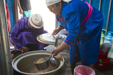在蒙古包内用传统工艺熬煮蒙族奶茶的过程