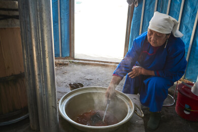 在蒙古包内用传统工艺熬煮蒙族奶茶的过程