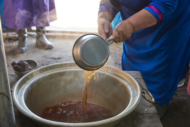 在蒙古包内用传统工艺熬煮蒙族奶茶的过程