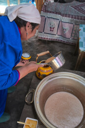 在蒙古包内用传统工艺熬煮蒙族奶茶的过程