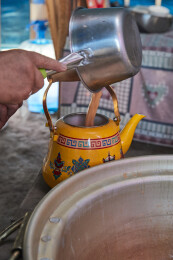在蒙古包内用传统工艺熬煮蒙族奶茶的过程