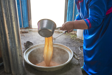 在蒙古包内用传统工艺熬煮蒙族奶茶的过程