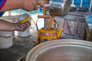 在蒙古包内用传统工艺熬煮蒙族奶茶的过程