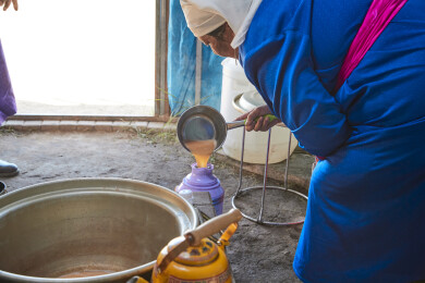 在蒙古包内用传统工艺熬煮蒙族奶茶的过程