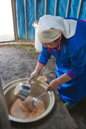在蒙古包内用传统工艺熬煮蒙族奶茶的过程