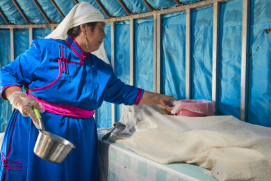 在蒙古包内用传统工艺熬煮蒙族奶茶的过程