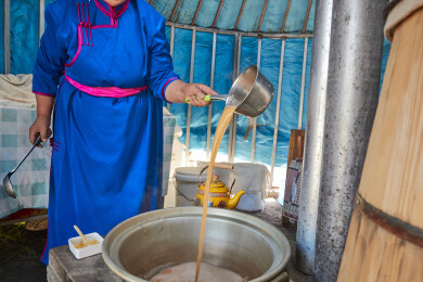 在蒙古包内用传统工艺熬煮蒙族奶茶的过程