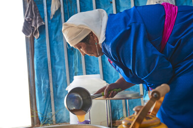 在蒙古包内用传统工艺熬煮蒙族奶茶的过程