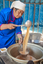 在蒙古包内用传统工艺熬煮蒙族奶茶的过程