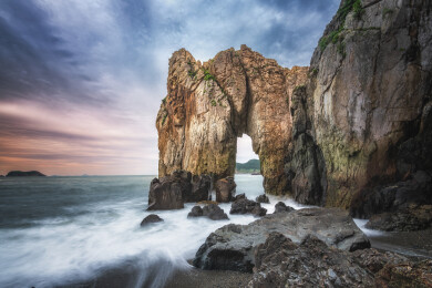 中国福建宁德霞浦浮鹰岛黑沙滩猩猩岩风光