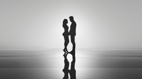 黑白剪影情侣并肩倒影水面