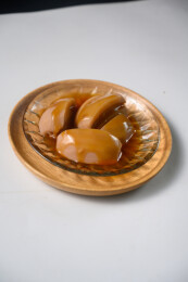 桌面上的盘子里的美味可口的焖莲藕