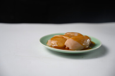 桌面上的盘子里的美味可口的焖莲藕