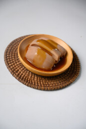 桌面上的盘子里的美味可口的焖莲藕