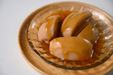 桌面上的盘子里的美味可口的焖莲藕