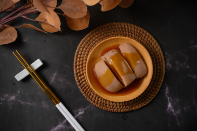 桌面上的盘子里的美味可口的焖莲藕