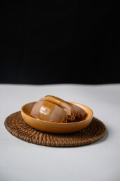 桌面上的盘子里的美味可口的焖莲藕