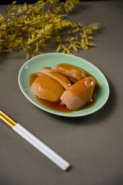 桌面上的盘子里的美味可口的焖莲藕