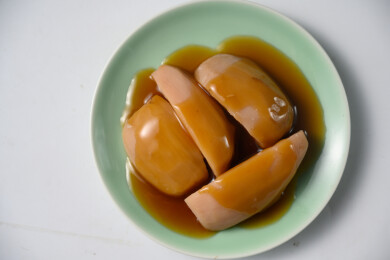 桌面上的盘子里的美味可口的焖莲藕