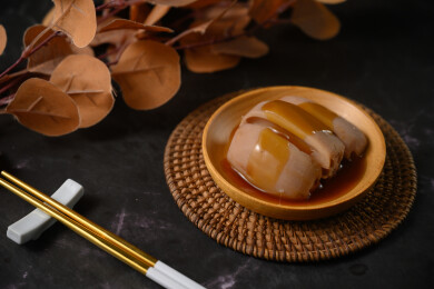 桌面上的盘子里的美味可口的焖莲藕