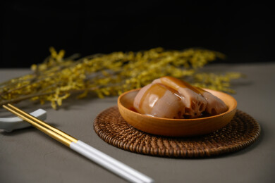 桌面上的盘子里的美味可口的焖莲藕