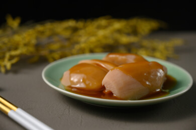 桌面上的盘子里的美味可口的焖莲藕