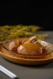 桌面上的盘子里的美味可口的焖莲藕