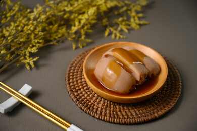 桌面上的盘子里的美味可口的焖莲藕