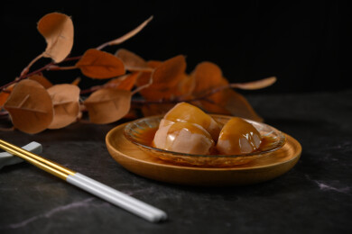 桌面上的盘子里的美味可口的焖莲藕