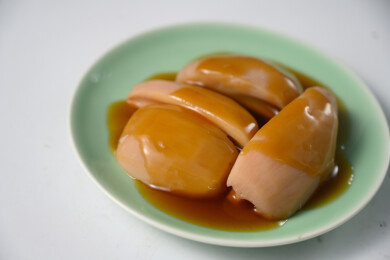 桌面上的盘子里的美味可口的焖莲藕