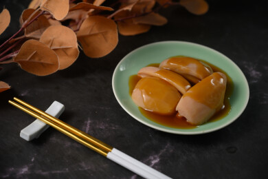 桌面上的盘子里的美味可口的焖莲藕