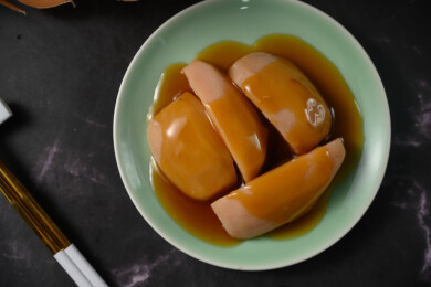 桌面上的盘子里的美味可口的焖莲藕