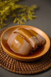 桌面上的盘子里的美味可口的焖莲藕