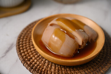 桌面上的盘子里的美味可口的焖莲藕