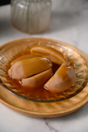 桌面上的盘子里的美味可口的焖莲藕