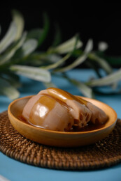 桌面上的盘子里的美味可口的焖莲藕