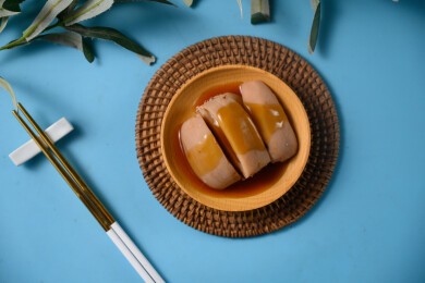 桌面上的盘子里的美味可口的焖莲藕